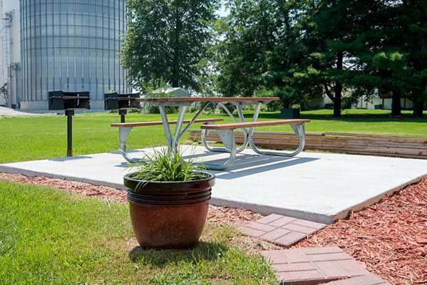  - Super 8 Motel Pella