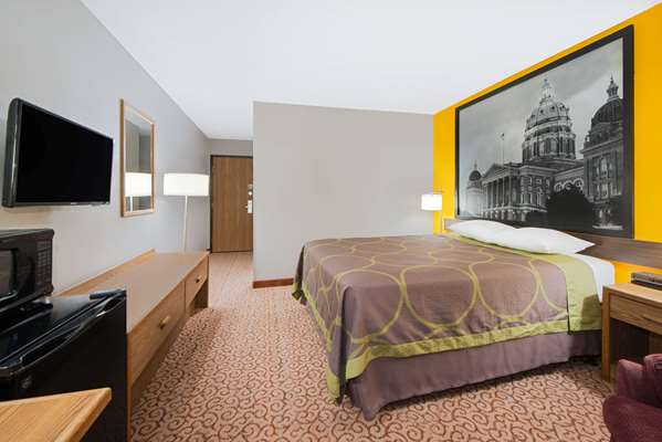  - Super 8 Motel Pella