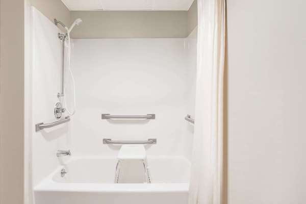  - Super 8 Hotel Waverly