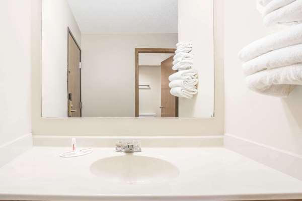  - Super 8 Hotel Waverly