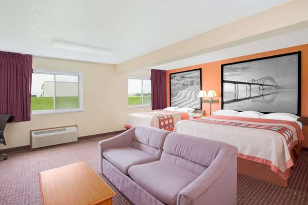 Suite - Super 8 Hotel Waverly