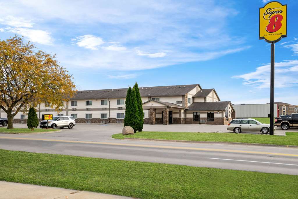 Super 8 Waverly