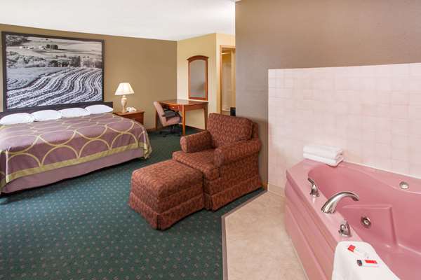 Suite - Super 8 Hotel Anamosa