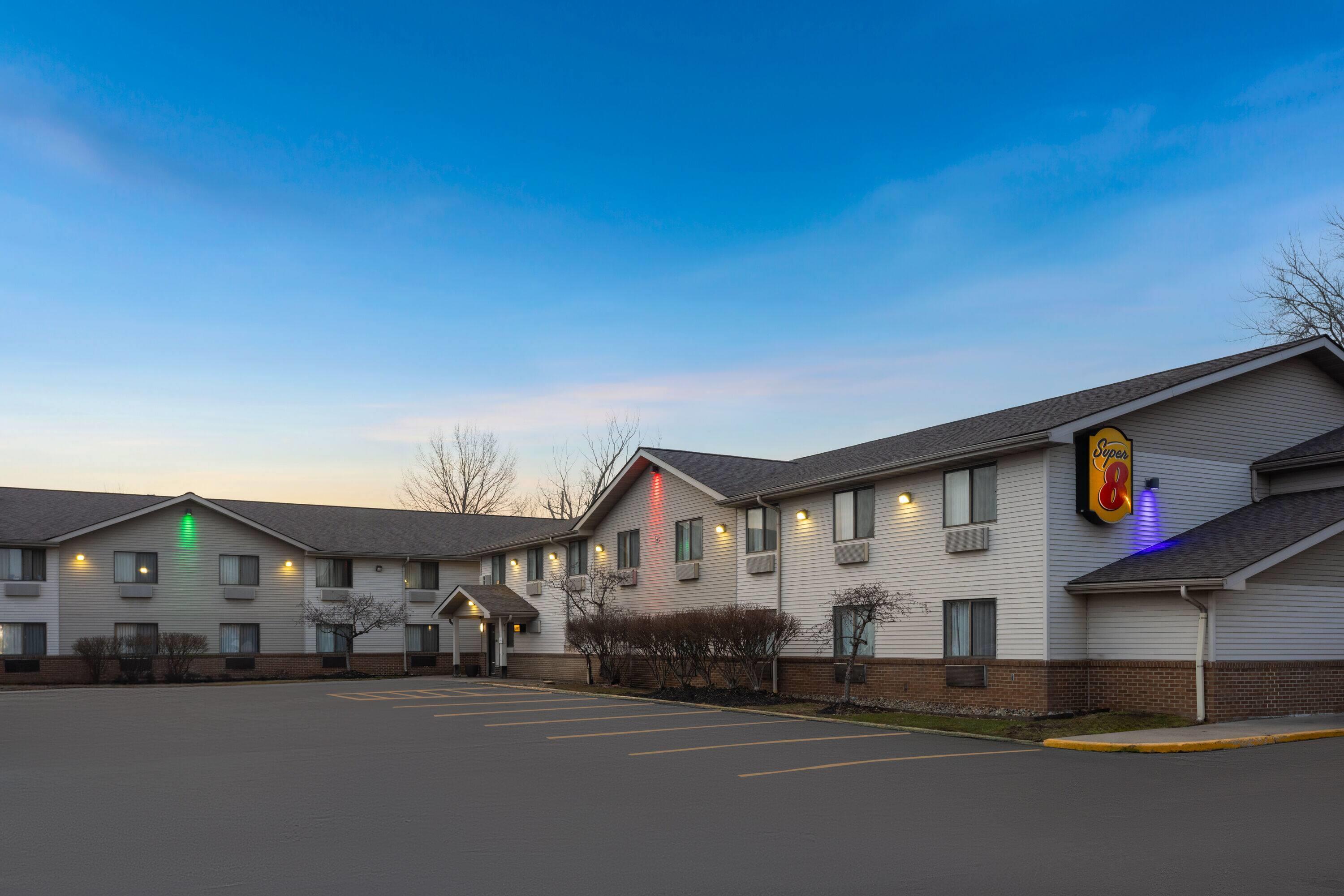 Exterior | Super 8 by Wyndham Mentor/Cleveland Area