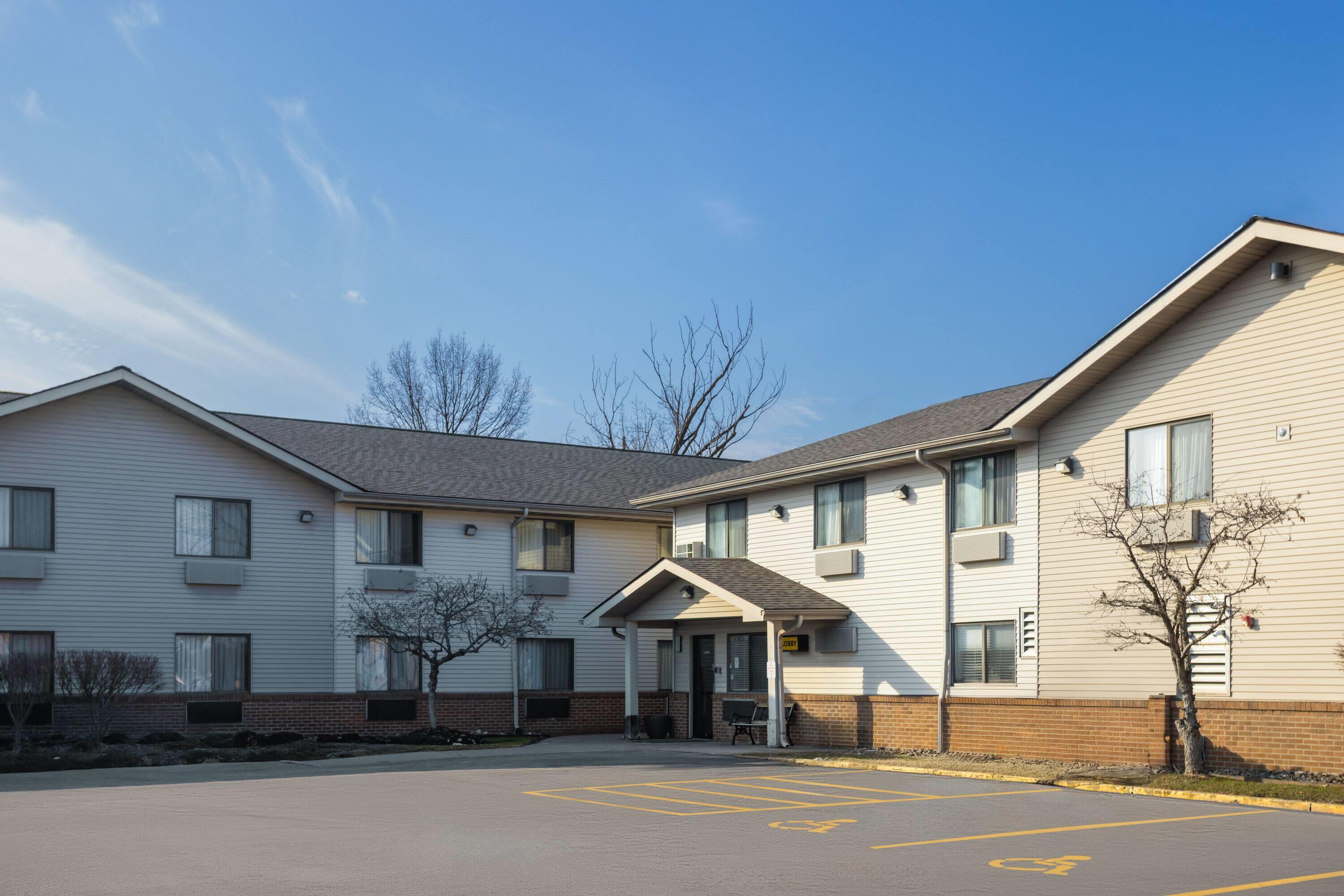 Exterior | Super 8 by Wyndham Mentor/Cleveland Area