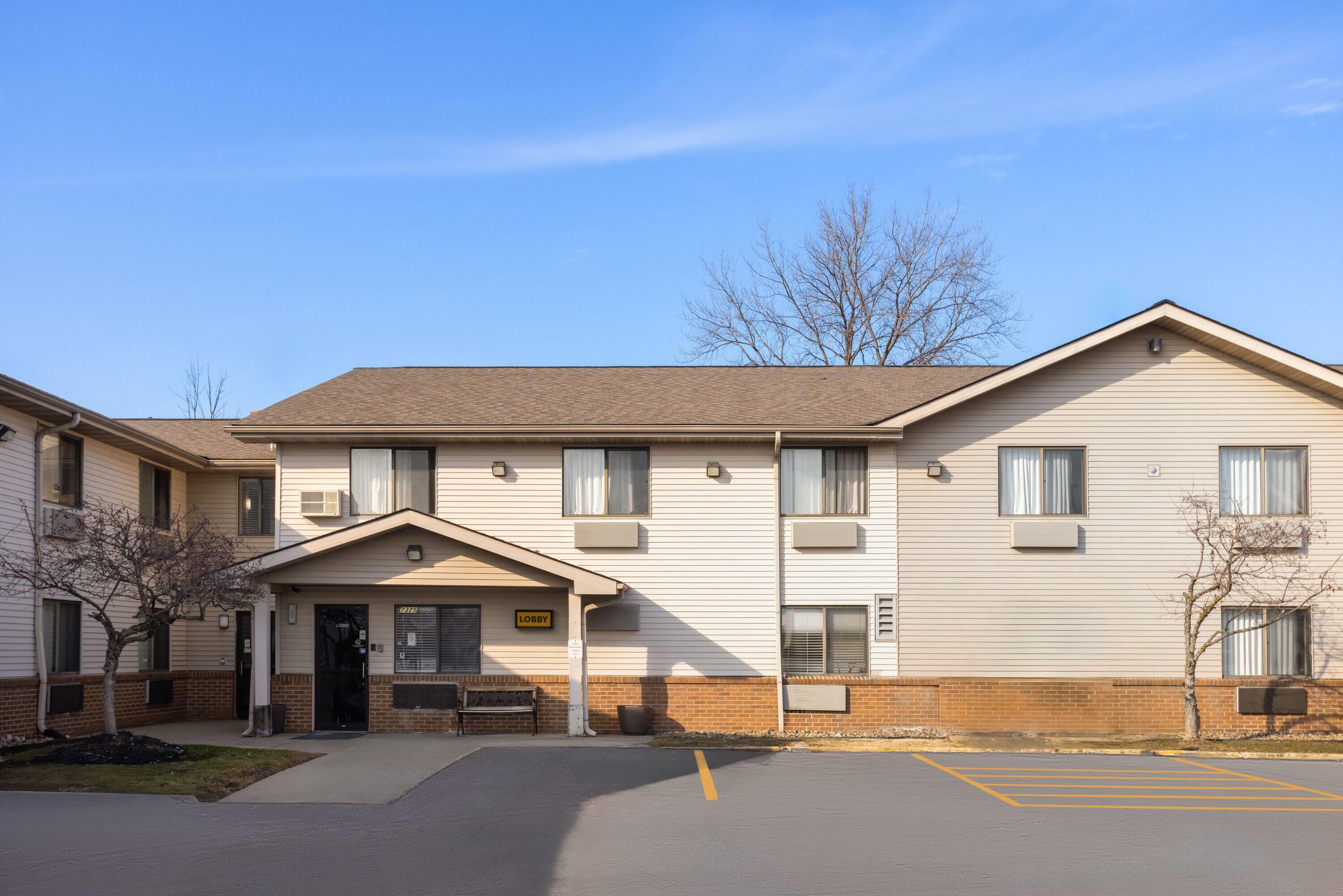 Exterior | Super 8 by Wyndham Mentor/Cleveland Area