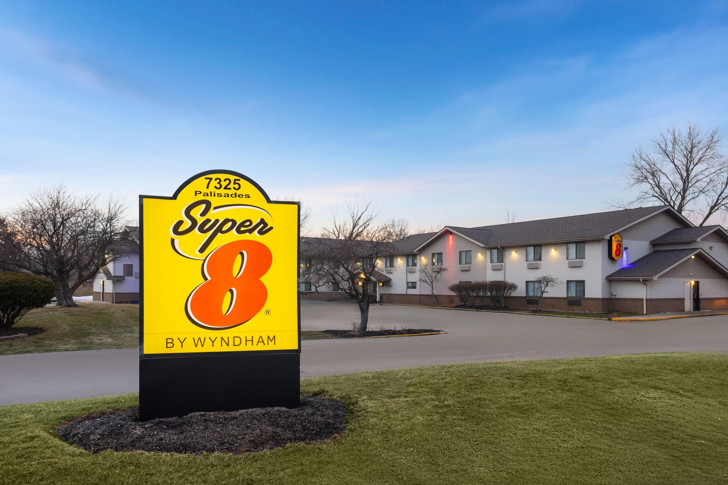 Exterior | Super 8 by Wyndham Mentor/Cleveland Area