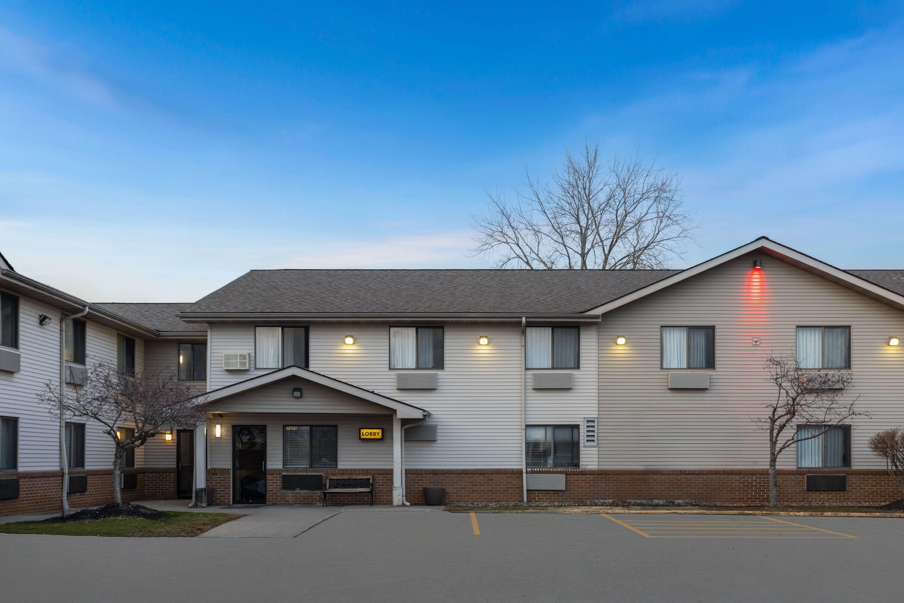 Exterior | Super 8 by Wyndham Mentor/Cleveland Area