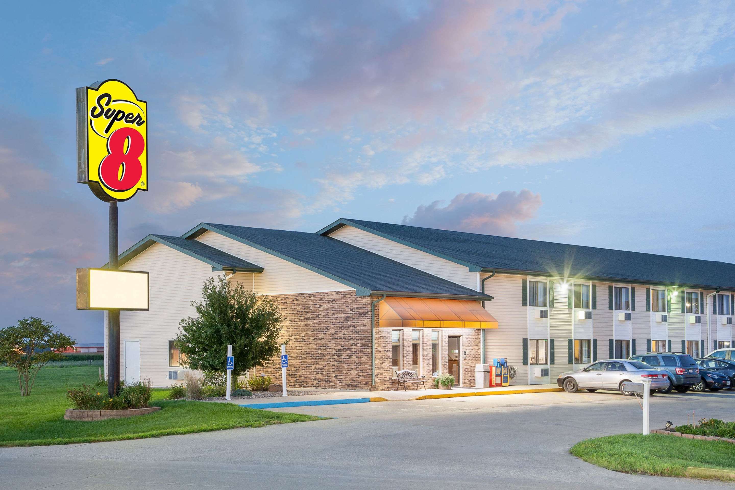 Exterior | Super 8 by Wyndham Mt Pleasant