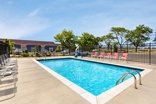 Pool - Super 8 Hotel Lenexa - I-35, Exit 224