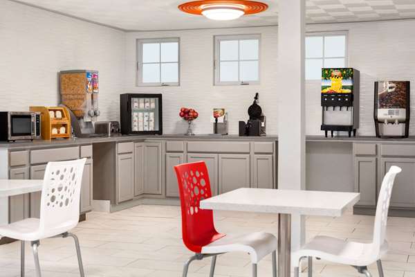  - Super 8 Hotel Lenexa - I-35, Exit 224