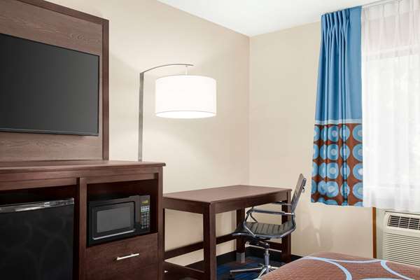  - Super 8 Hotel Lenexa - I-35, Exit 224