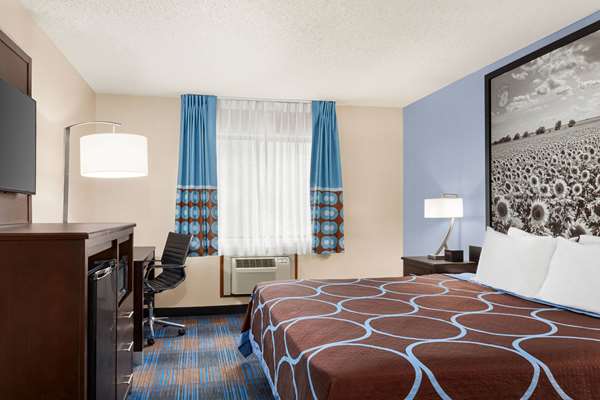  - Super 8 Hotel Lenexa - I-35, Exit 224