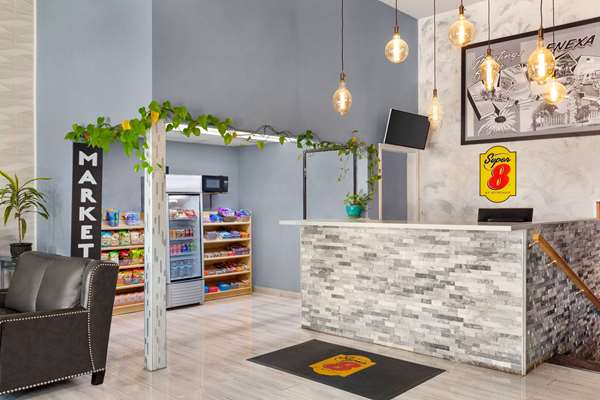  - Super 8 Hotel Lenexa - I-35, Exit 224