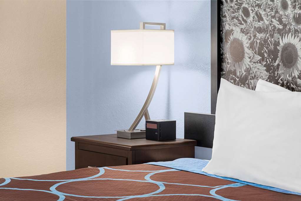 SUPER 8 BY WYNDHAM LENEXA OVERLAND-guestroom-Guest Room,On-Site.jpg