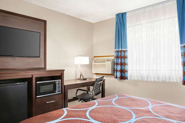  - Super 8 Hotel Lenexa - I-35, Exit 224
