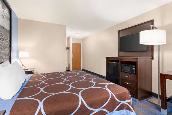  - Super 8 Hotel Lenexa - I-35, Exit 224