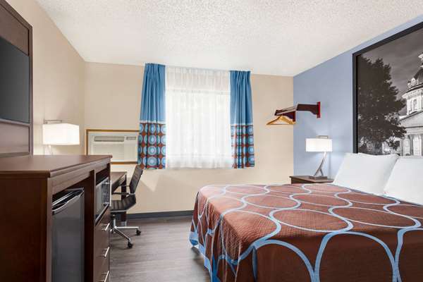 - Super 8 Hotel Lenexa - I-35, Exit 224