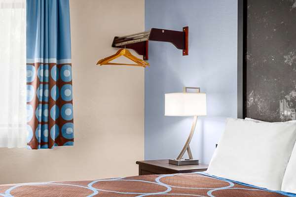  - Super 8 Hotel Lenexa - I-35, Exit 224