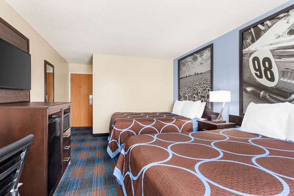  - Super 8 Hotel Lenexa - I-35, Exit 224