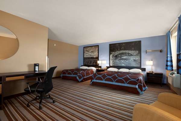 Suite - Super 8 Hotel Council Bluffs - I-29, Exit 50