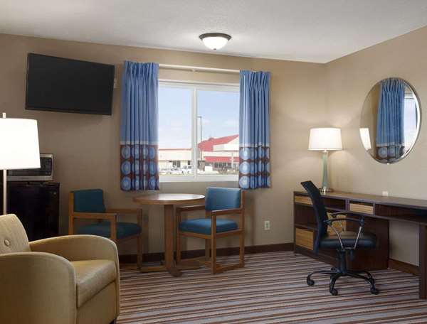 Suite - Super 8 Hotel Council Bluffs - I-29, Exit 50