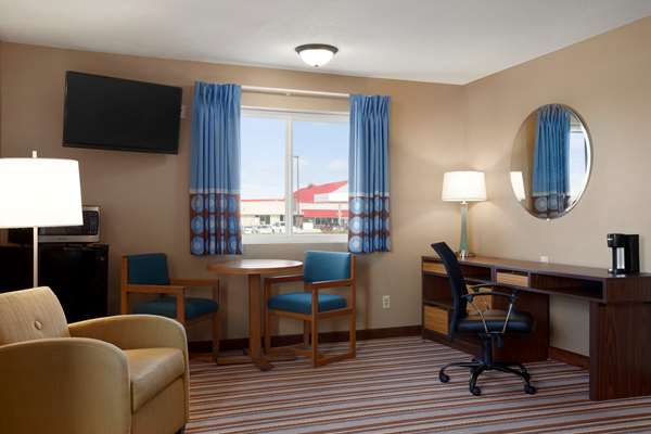 Suite - Super 8 Hotel Council Bluffs - I-29, Exit 50