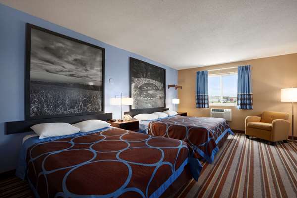 Suite - Super 8 Hotel Council Bluffs - I-29, Exit 50