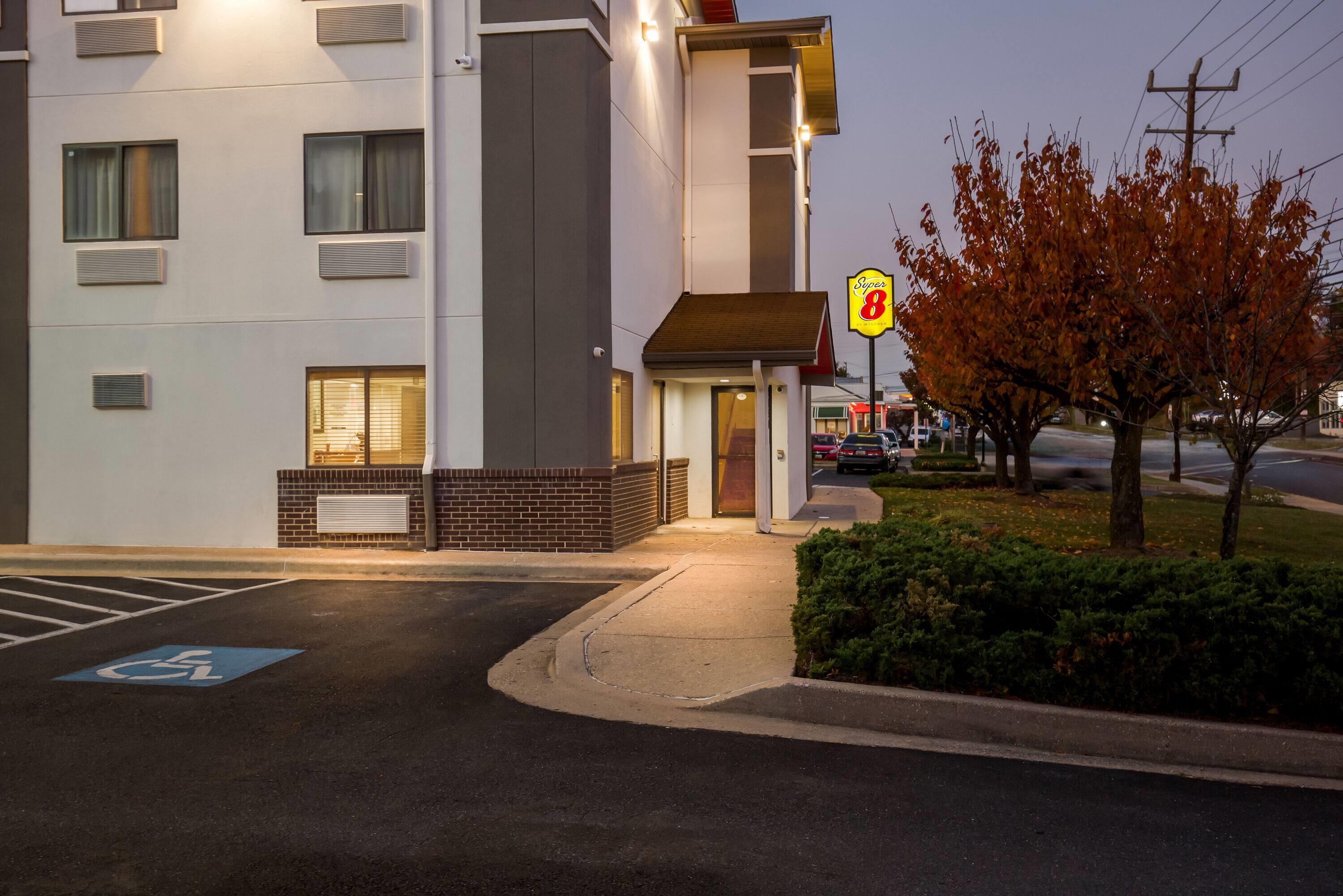 Exterior | Super 8 by Wyndham College Park Wash DC Area