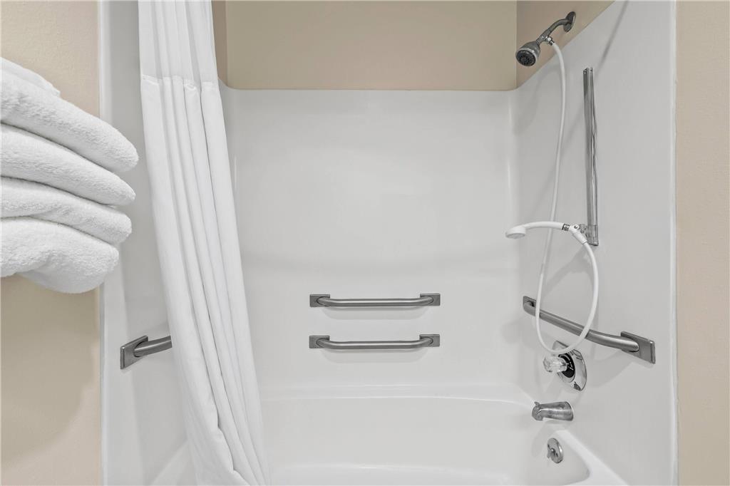 SUPER 8 BY WYNDHAM WATERTOWN WI-guestroom-Guest Room,Bathroom,Accessibility,On-Site.jpg