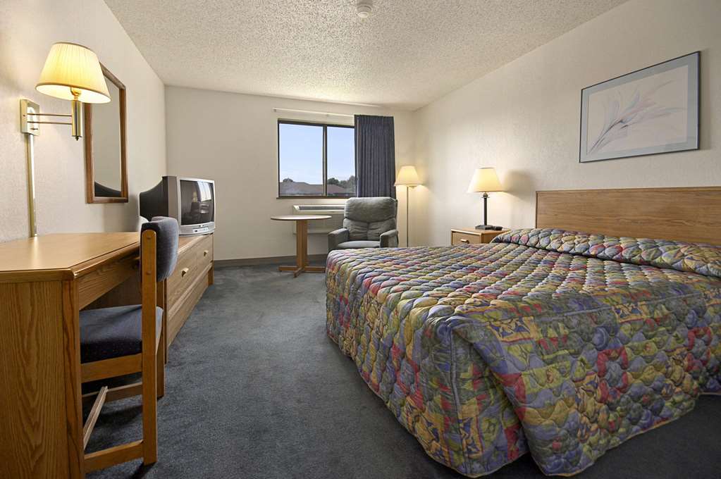 SUPER 8 BY WYNDHAM SPRINGFIELD NORT-guestroom-Guest Room,On-Site.jpg