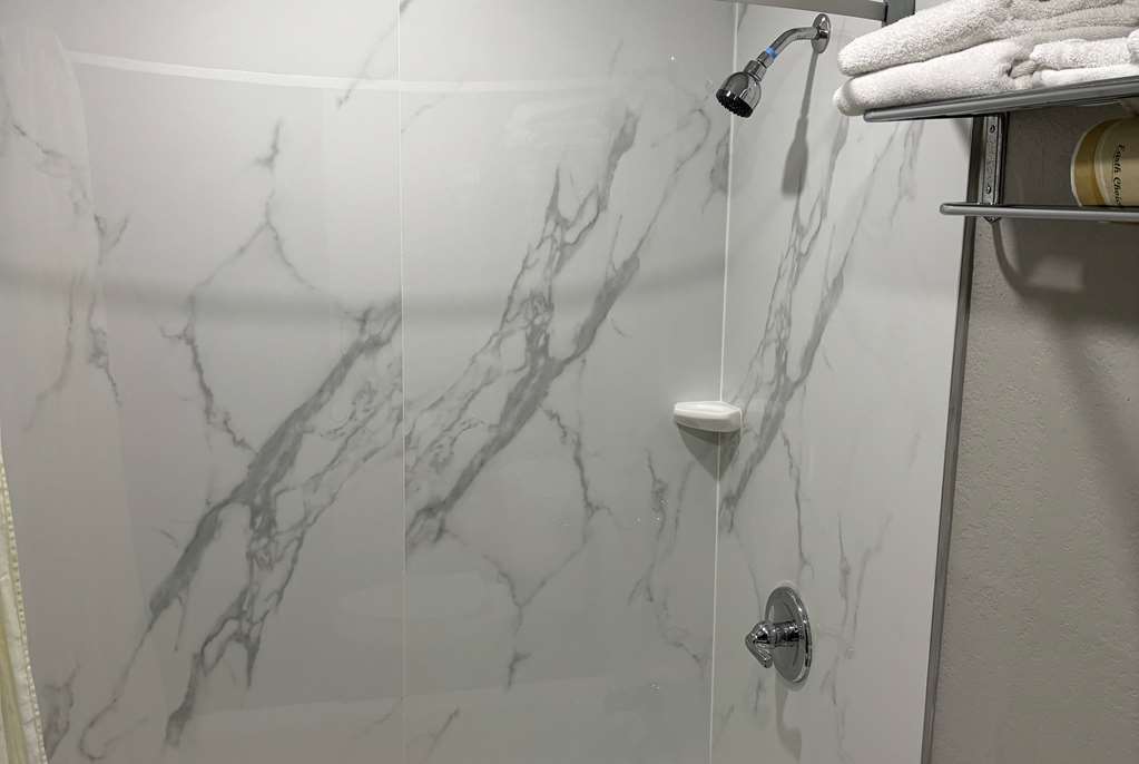 SUPER 8 BY WYNDHAM SPRINGFIELD NORT-guestroom-Guest Room,Bathroom,On-Site.jpg