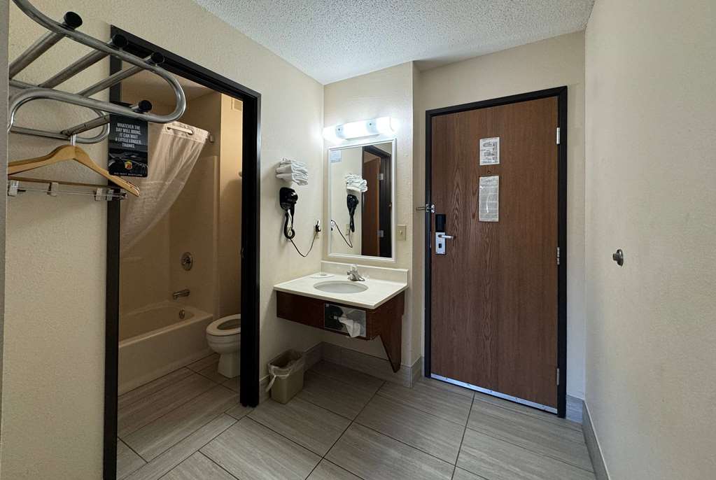 SUPER 8 COLUMBIA CLARK LANE-guestroom-Guest Room,Bathroom,On-Site.jpg