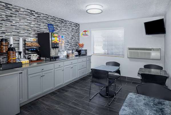  - Super 8 Hotel Terrace Street Airport Kansas City - I-29, Exit 8