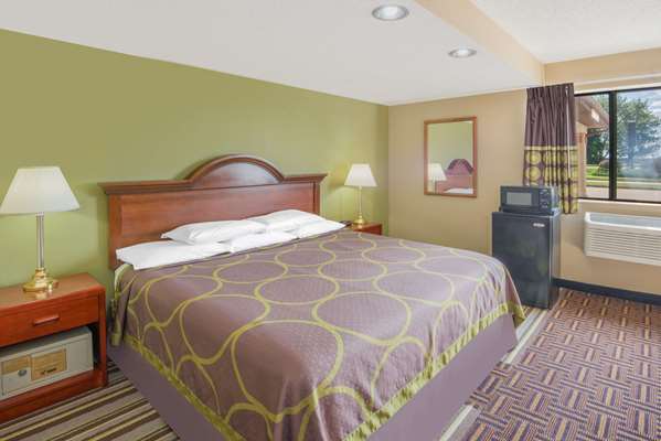 Suite - Super 8 Hotel Knoxville