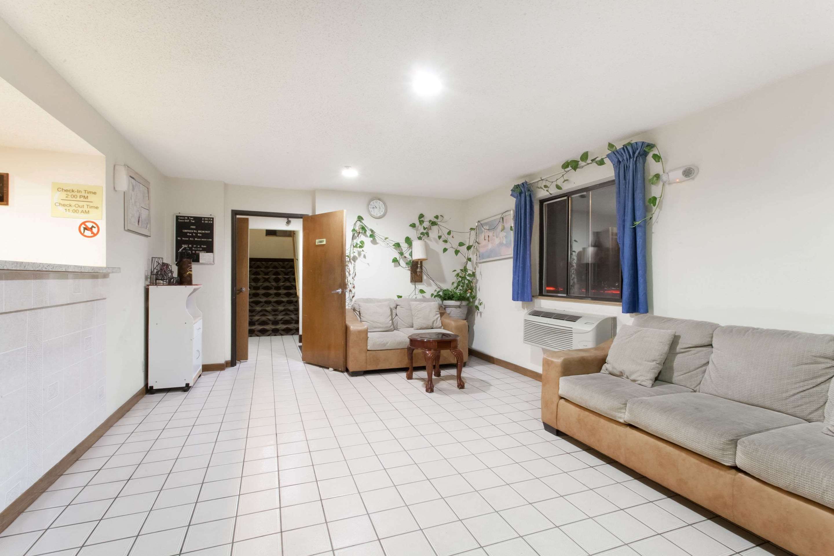 Lobby | Super 8 by Wyndham Lewiston Auburn Area