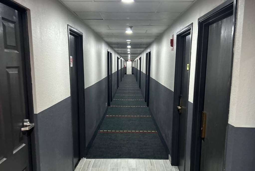 Super 8 by Wyndham Lewiston Auburn Area - Tap to explore photos