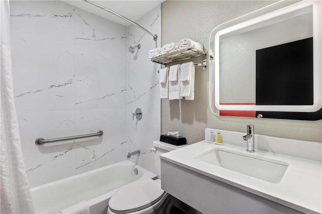 SUPER 8 BY WYNDHAM LEWISTON AU-guestroom-Guest Room,Bathroom,On-Site.jpg