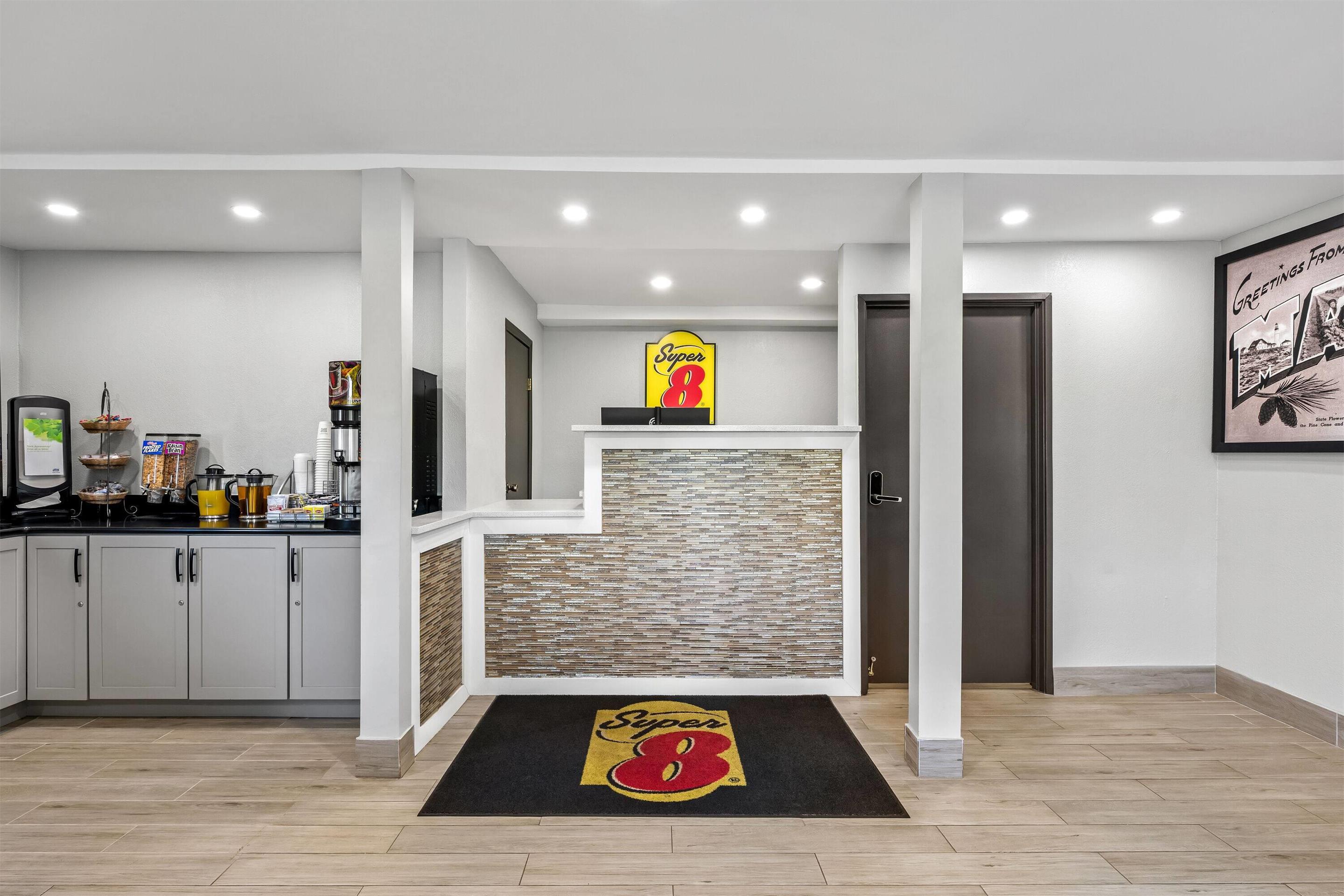 Lobby | Super 8 by Wyndham Lewiston Auburn Area