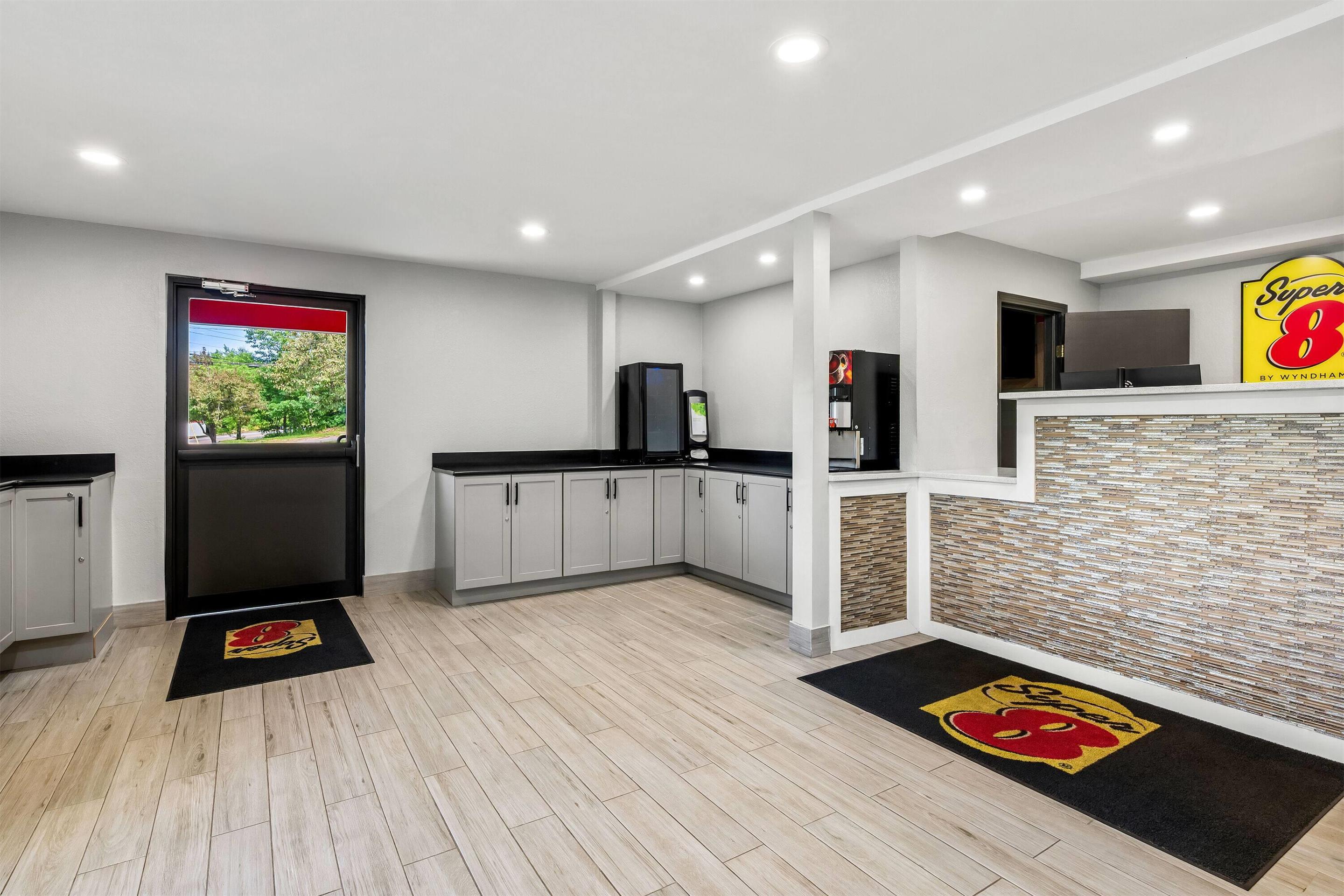 Lobby | Super 8 by Wyndham Lewiston Auburn Area