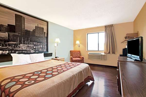  - Super 8 Hotel Essex - I-695, Exit 36