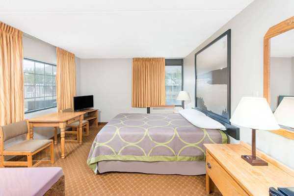 Suite - Super 8 Hotel Branson