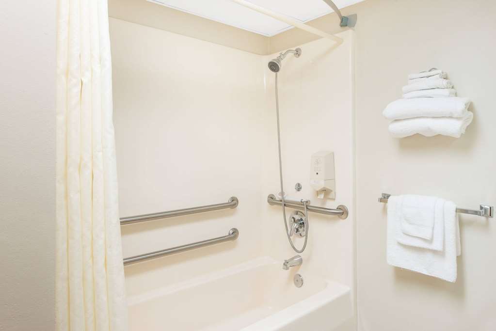 SUPER 8 BY WYNDHAM BRANSON/ANDY WIL-guestroom-Guest Room,Bathroom,Accessibility,On-Site.jpg