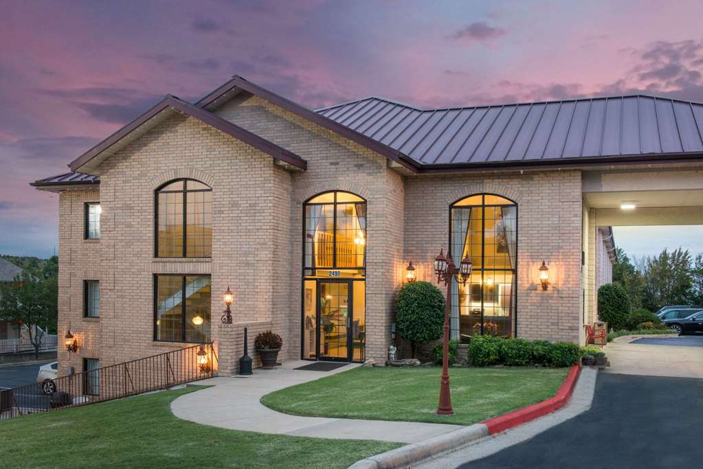 Super 8 Branson/Andy Williams Theatre