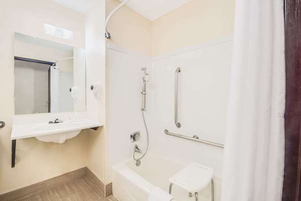  - Super 8 Hotel Grand Forks - I-29, Exit 141