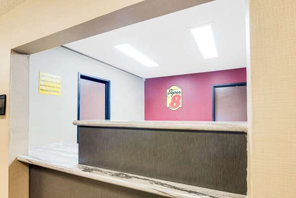  - Super 8 Hotel Grand Forks - I-29, Exit 141