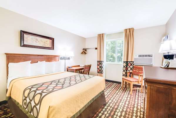  - Super 8 Hotel Grand Forks - I-29, Exit 141