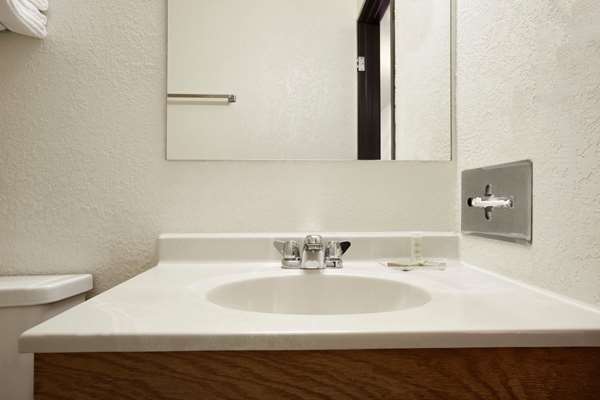  - Super 8 Motel Houghton