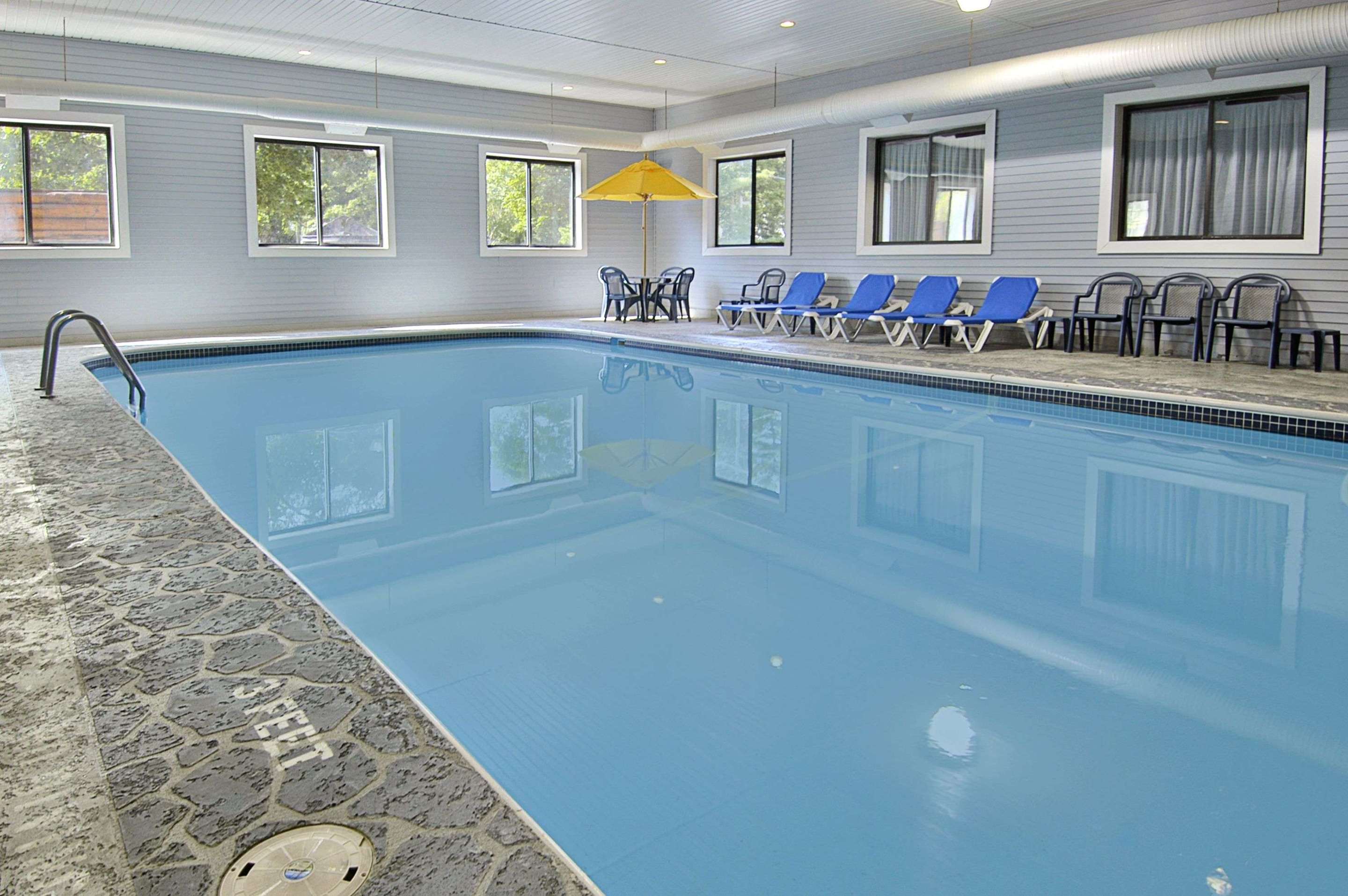 Pool | Super 8 by Wyndham Bridgeview of Mackinaw City