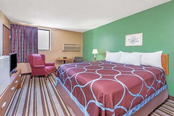 Suite - Super 8 Hotel Sullivan